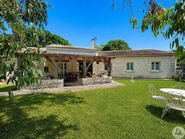 Maison en pierres avec terrain