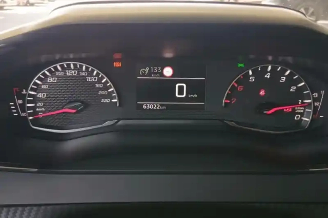 Peugeot 208 puretech 100 s&amp;s bvm6 — photo 18