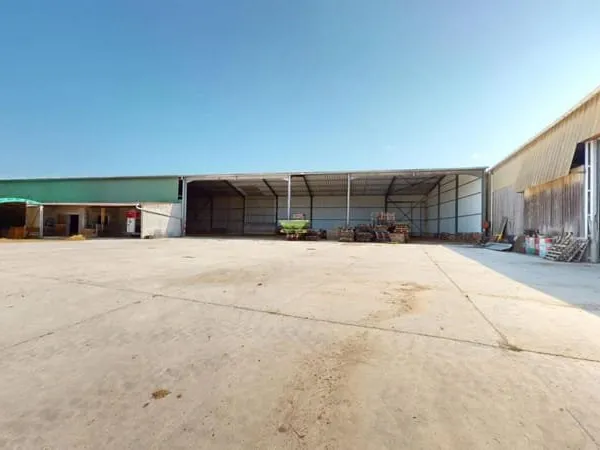 2 HANGARS 350 000