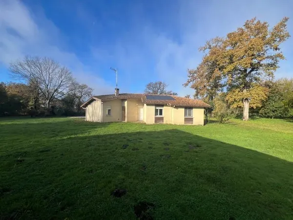 Deux Maisons sur 26 hectares A Vendre