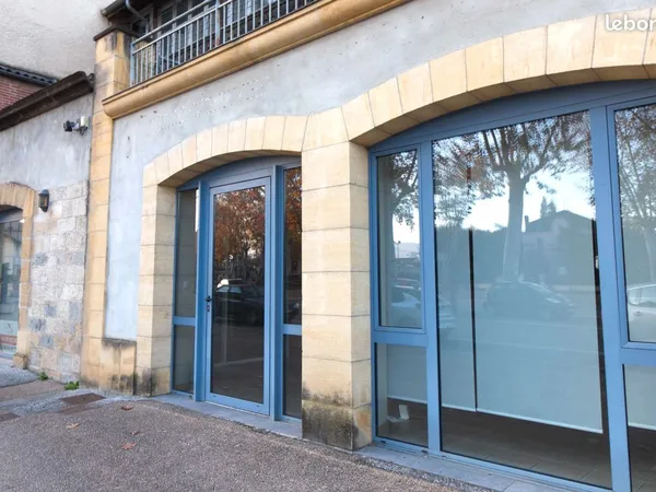 Vend local professionnel, local commercial, bureaux. Disponible de suite
