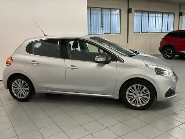 Peugeot 208 1.2 puretech 110ch allure s&amp;s eat6 5cv 5p — photo 4