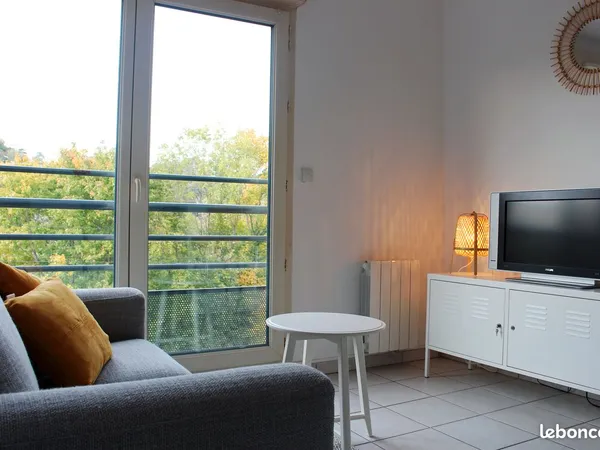 T2 meublé avec garage fermé, Tassin-la-Demi-Lune, quartier de l'Horloge :disponible immédiatement