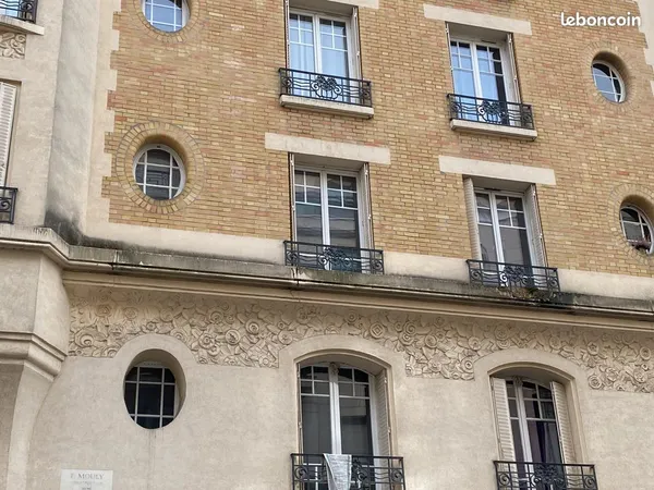 T2 32 m2 Paris 18e dans immeuble art déco, 2e étage avec ascenseur dans belle copropriété