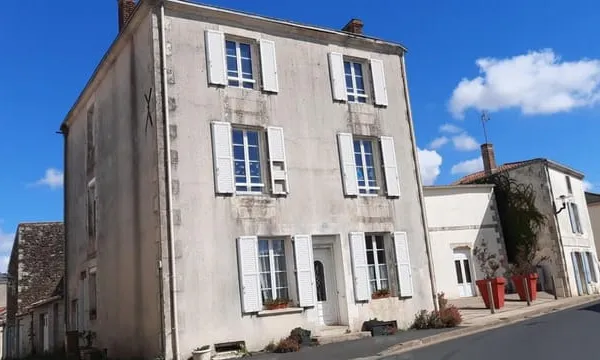 Moutiers Sur Lay En Plein Coeur Du Bourg Maison En Pierres Renovee 4 Chambres Avec Locataire En Plac