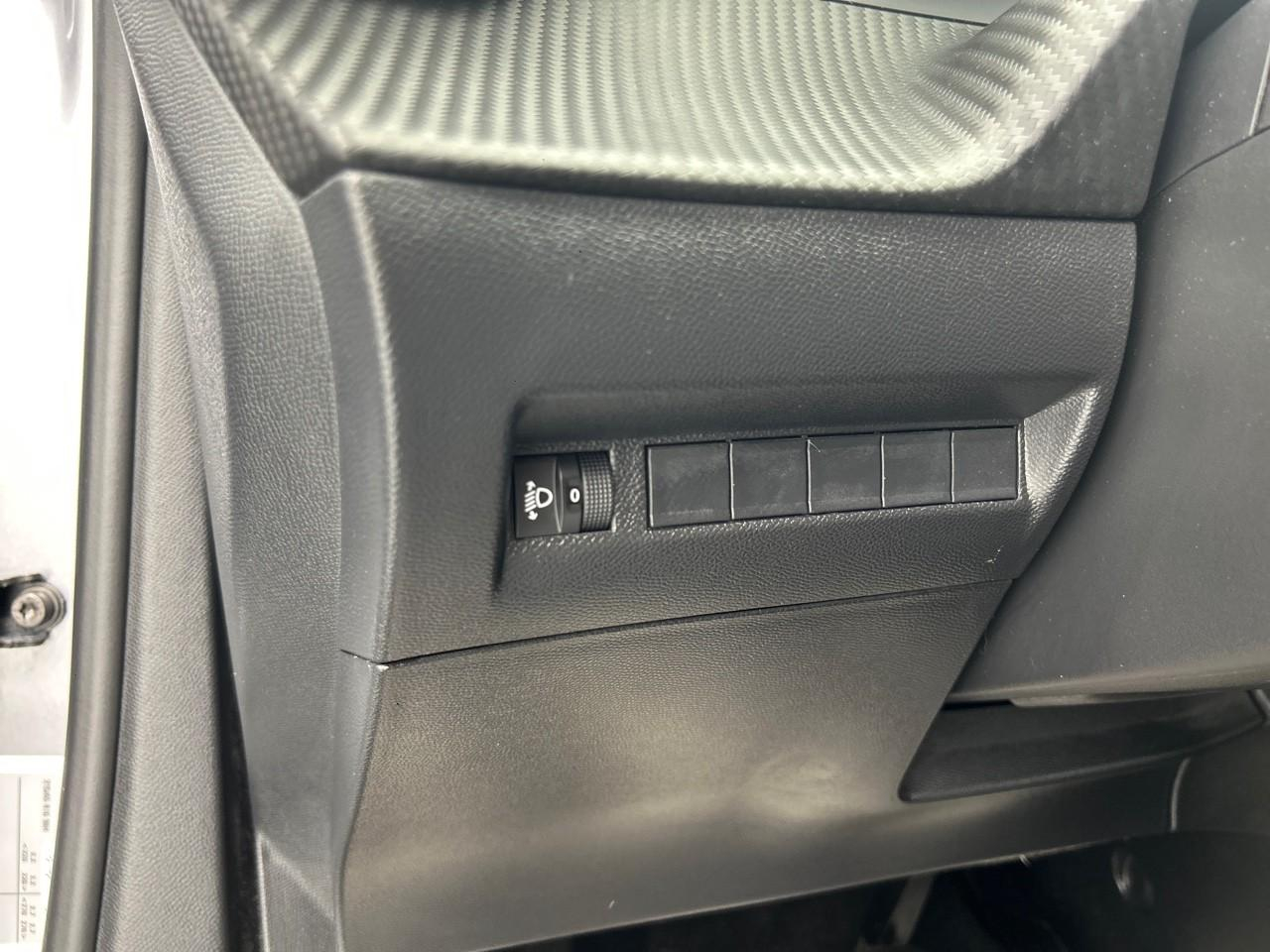 Peugeot 2008 hybrid 136 e-dcs6 active — photo 21