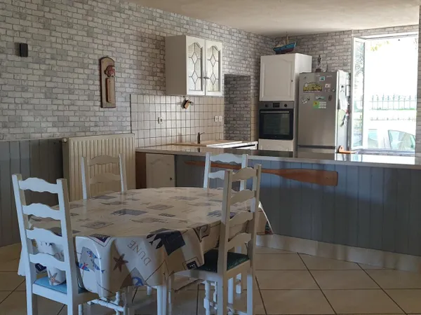 Maison de village en pierre située sur la commune de Saint-Christoly-Médoc, 5 pièces (dont 4 chambre