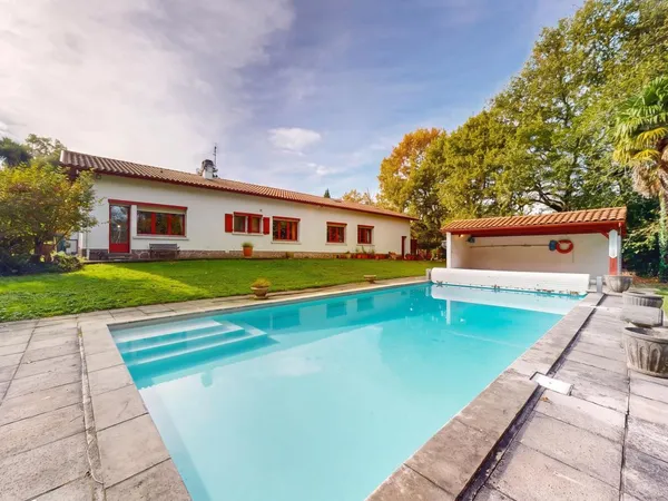 Maison T7 avec piscine et terrain
