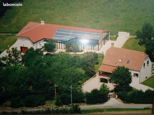 Propriété unique composée de deux maisons avec piscine intérieure