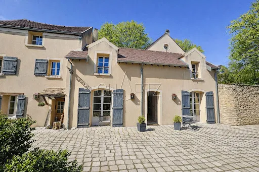 Maison 9 pièces 280 m²