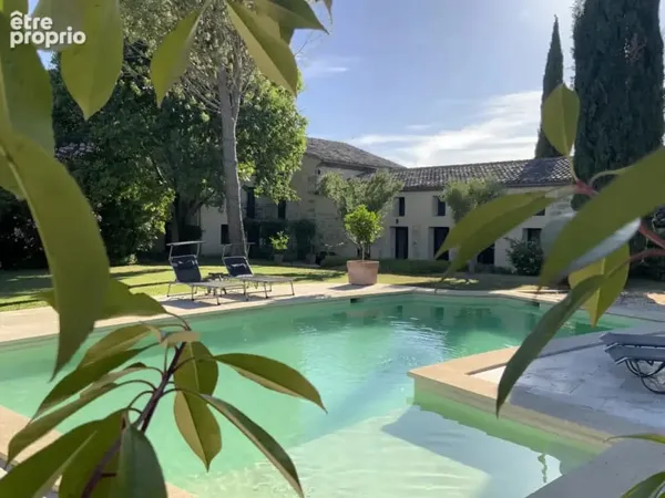 Propriété d'exception à 350 m du centre d' Uzès à pieds.