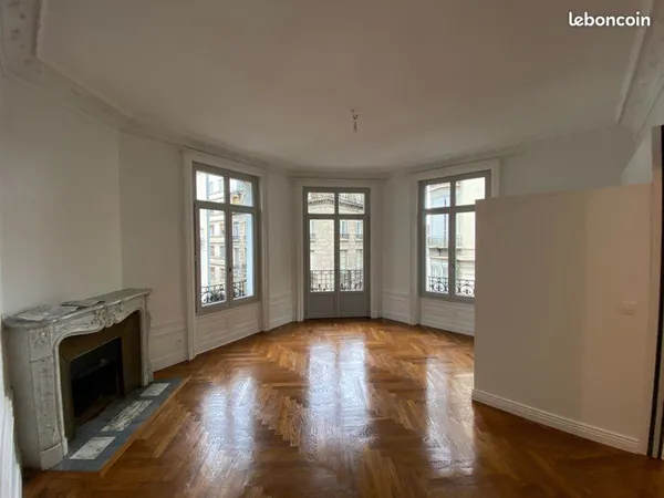Superbe T2 rénové de 70m² + 2 balcons - Hyper centre (Sans frais d'agence)