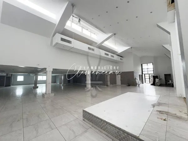 Local commercial 558 m²