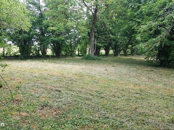Terrain à batir entièrement viabilisé 636 m² au calme, en plein centre du village