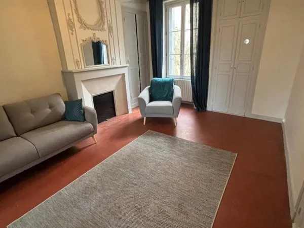 Maison de ville , idéalement situé , a 2h30 de Paris.