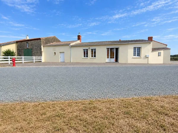 Maison de campagne et village Paulx