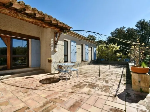 Maison de plain-pied, 4 chambres à vendre AUREILLE (13)