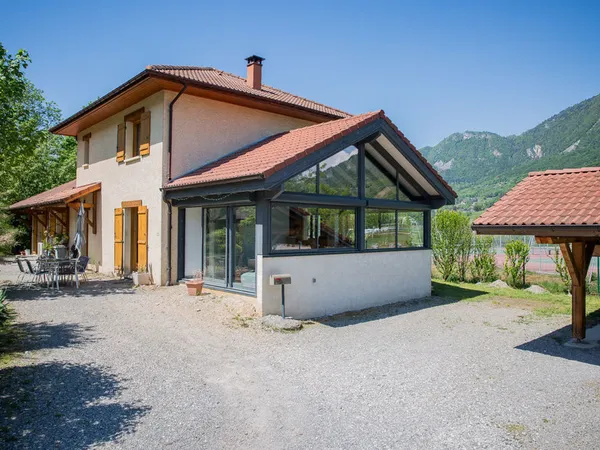 Maison de 178 m2 composée de 2 appartements, sur terrain de 1041 m2