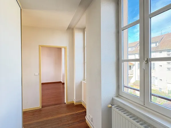 Charlieu Centre, Appartement en Duplex de type T5 de 104 m2