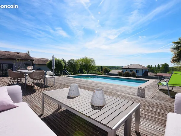 Villa d'architecte avec gîtes indépendant, piscine et double garage à Brange
