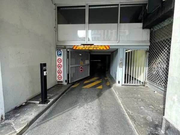 Parking rue de l'hôpital militaire disponible