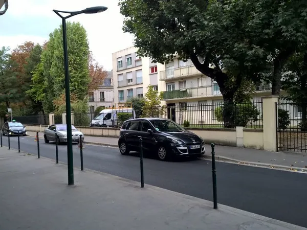 2 parkings sécurisés et gardiennés 25 m gare Colombes centre