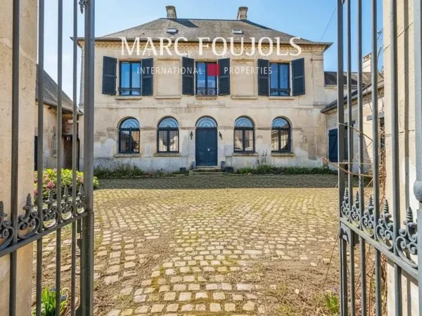 Maison de maître époque du Directoire avec dépendance