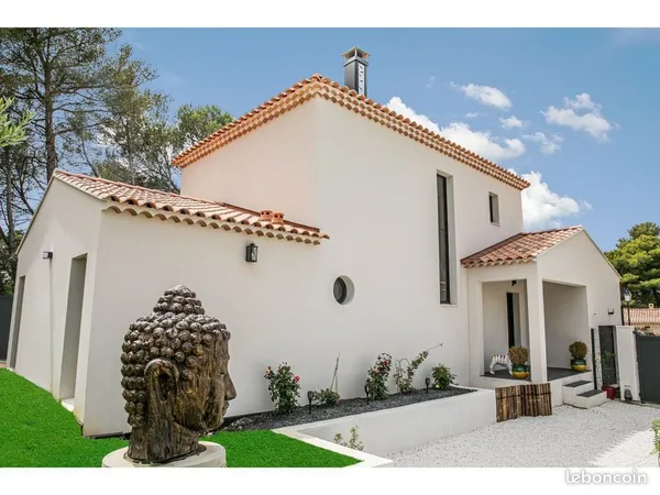Dans un quartier résidentiel prisé, cette maison contemporaine à demi-étage séduit par son architect