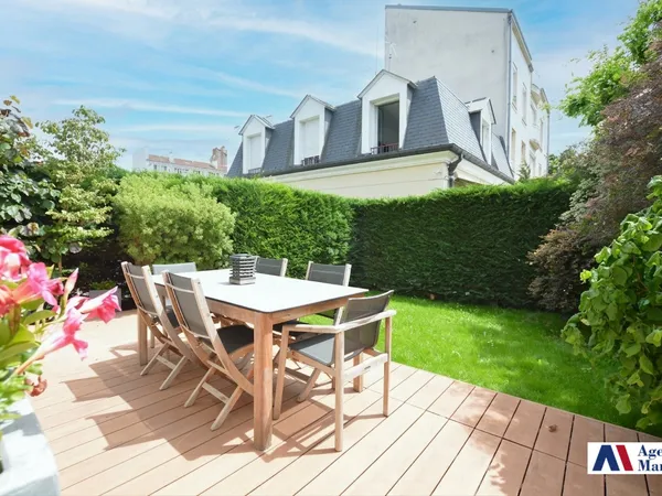 Au fond d'une allée privée, maison en R+2 avec jardin, terra
