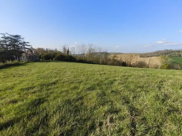 Terrain de 2100 m2 avec vue Pyrénées viabilisé avec tout à l