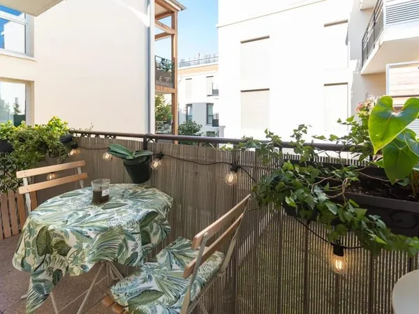 Studio rénové avec balcon
