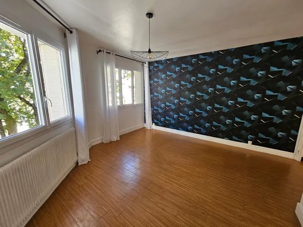 Appartement F4 69 m² situé à 200 m du plan d' eau avec garage