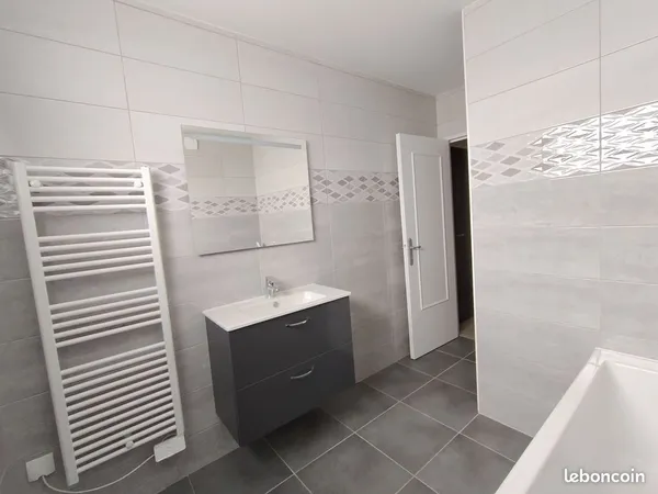 PARTICULIER VEND appartement T3, 85 m², à Oyonnax (Ain)