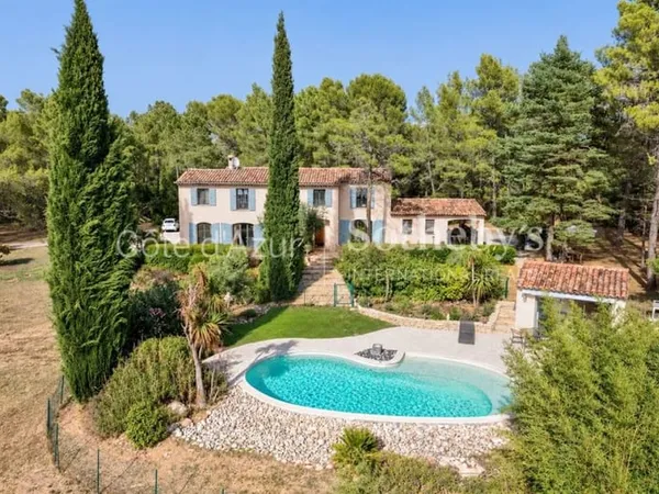 Tourrettes, bastide provençale de 196 m² avec piscine et parc de plus d'un hectare
