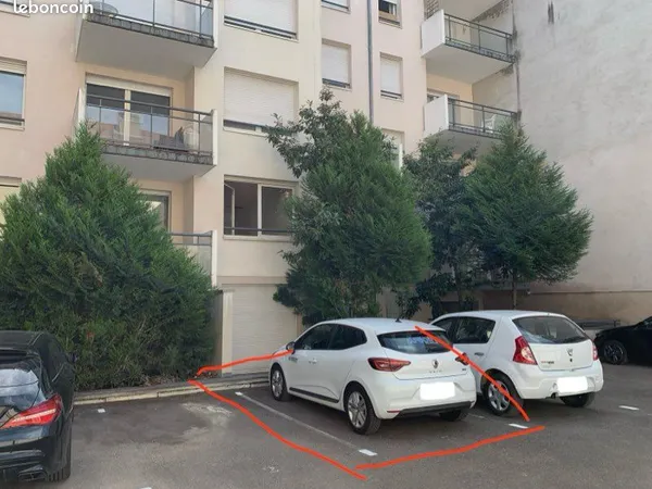 Parking extérieur dans copropriété sécurisée
