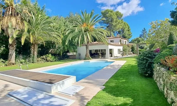 VILLA D'EXCEPTION AU COEUR D'UN ÉCRIN DE VERDURE