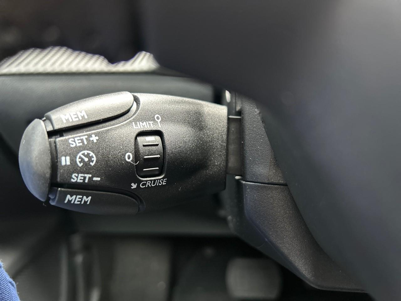 Peugeot 2008 1.2 hybrid 145ch allure e-dcs6 — photo 13