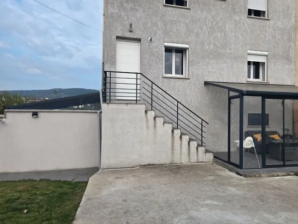 Maison divisée en 2 appartements