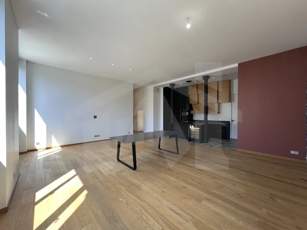 Grenoble, Gambetta. Appartement T4 de 122 m2 dans un bâtimen