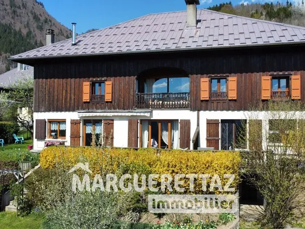 Grande ferme sur le coteaux sud de Taninges