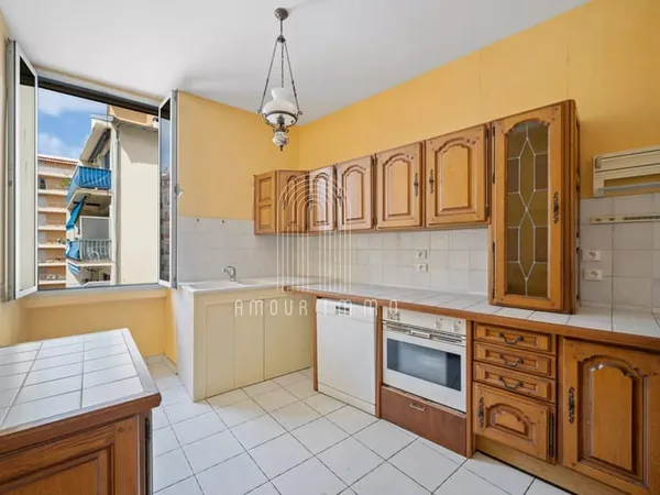 3P À RENOVER / INVESTISSEMENT RIQUIER - 7 minutes à pied du PORT