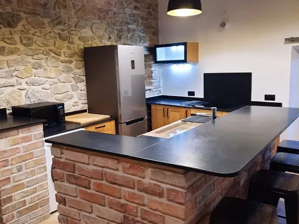 Appartement meublé entièrement rénové dans maison de village