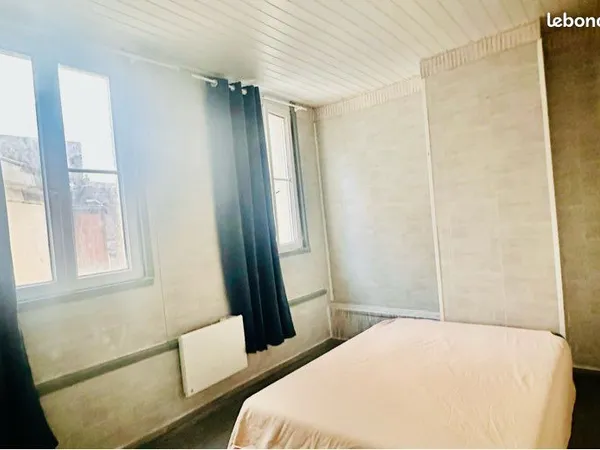🏡 À louer, agréable appartement situé au 1er étage, offrant un agencement fonctionnel et de beaux es