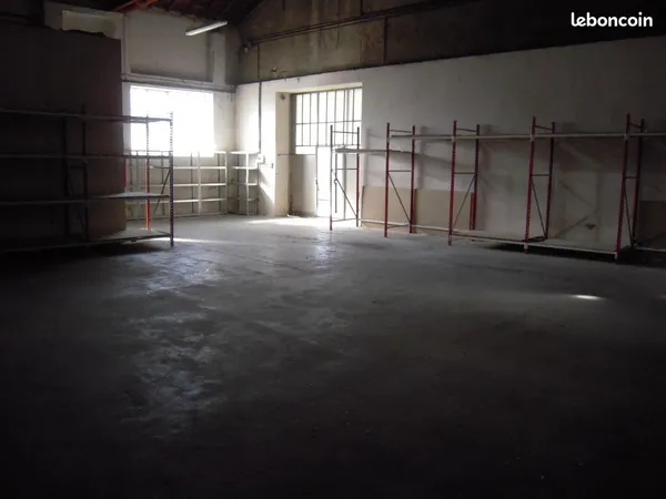 Local d’activité et entrepôt Location Rognonas  180m² 1050€