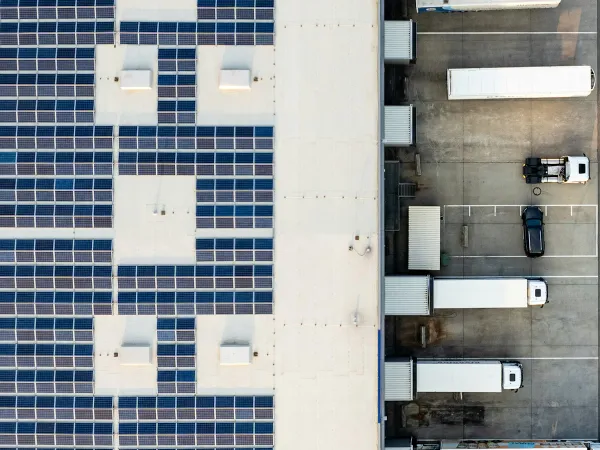 Parkings de plus de 1 500 m² : le décret publié ce 8 septembre fixe le prix du sursis — un panneau à plus de 22 % de rendement, assemblé en Europe