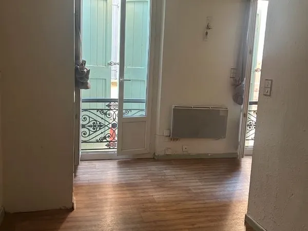 Studio au 1 er etage en plein centre ville