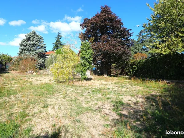Terrain constructible de 705 m2