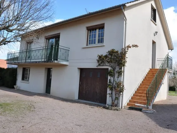 Beau pavillon proche centre-ville, avec 3 chambres et 1943 m