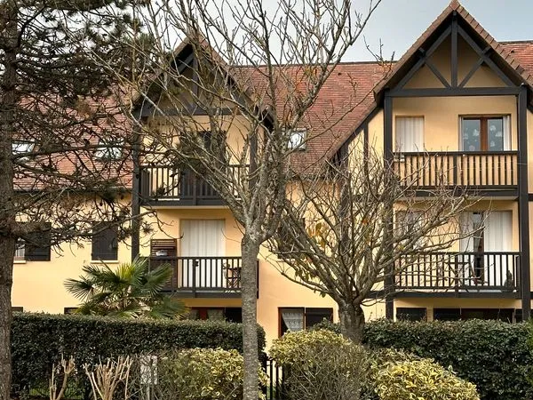 Ouistreham, proche mer, T3 35 m². Séjour/cuisine équipée, chambre, SDB, calme et très bien entretenu