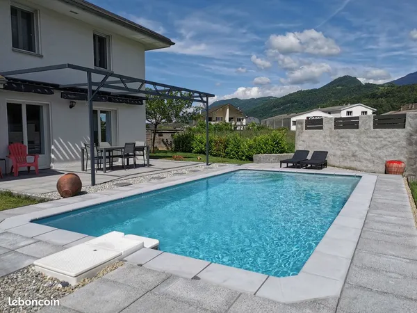 Maison familiale avec piscine, vue château et 3 chambres - Aucun travaux à prévoir